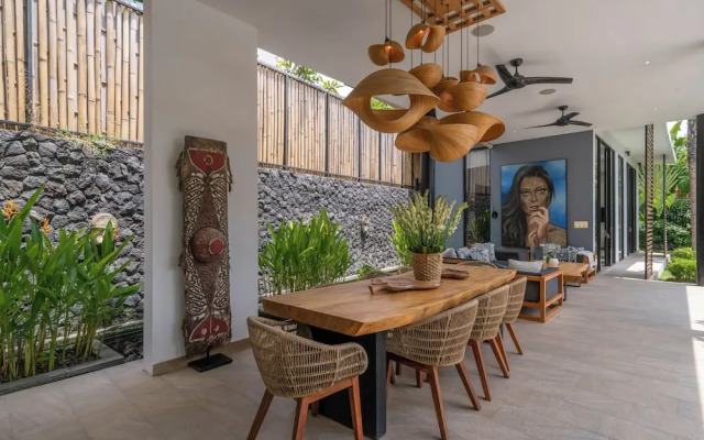 Villa Vida Mira - Elegant 4BR Beachside Villa in Canggu