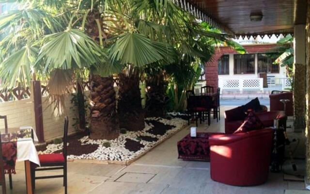 Queen RA Hotel
