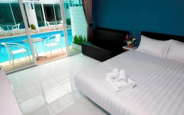 Pool House Service Residence