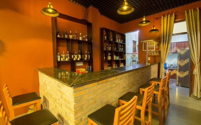 Au Lac Bar & Hostel