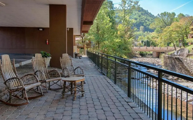 Old Creek Lodge
