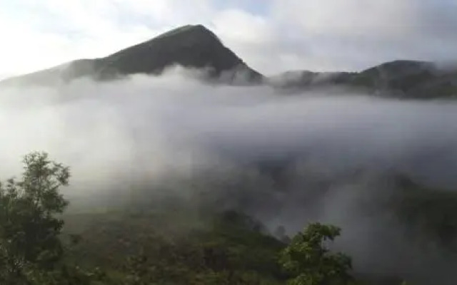 The Kissing Mountains