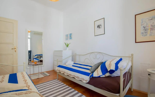 Amphitheater Apartment