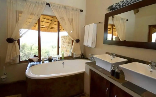 Umzolozolo Private Safari Lodge