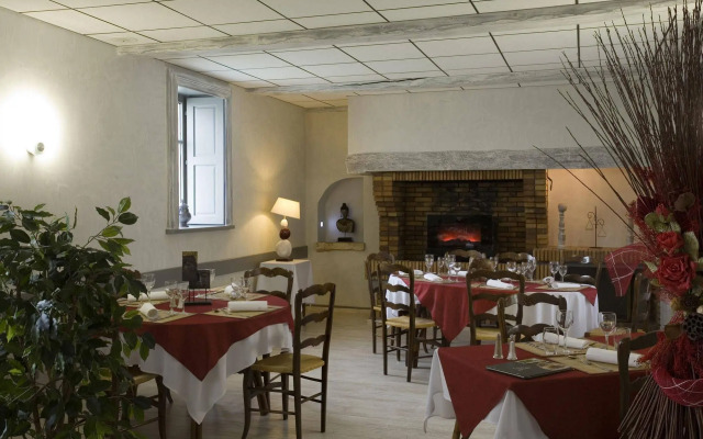 Logis Hôtel Tante Yvonne & son Restaurant semi-gastronomique Lyon Nord