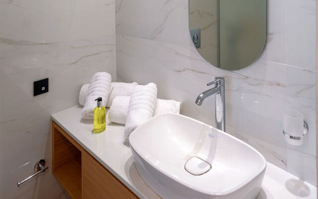 The City Hotel & Suites