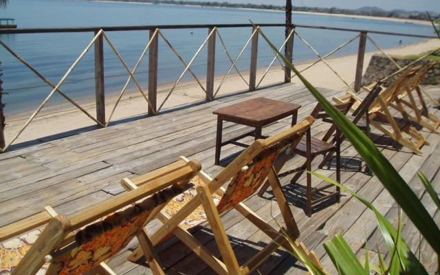 Nkhudzi Beach Lodge
