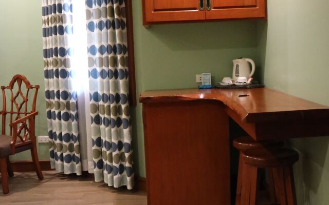 Paragon Hotel and Suites