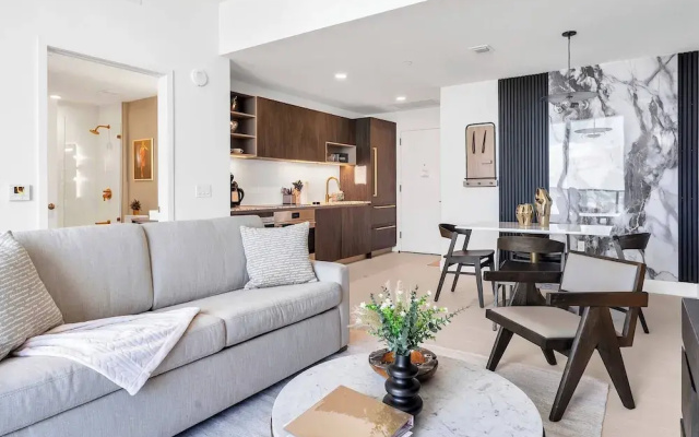 Luxury 1BR Penthouse, Bay & City Views Downtown