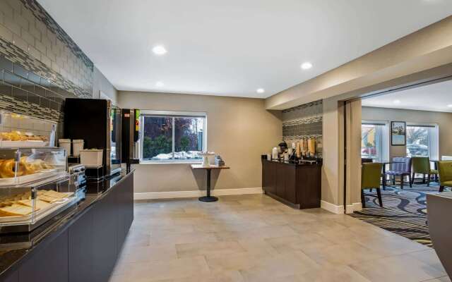 La Quinta Inn & Suites by Wyndham Hartford - Bradley Airport