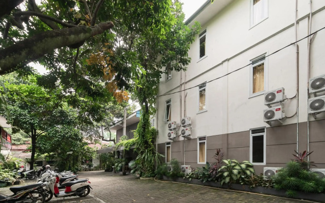 RedDoorz Plus near UPN Veteran Jakarta