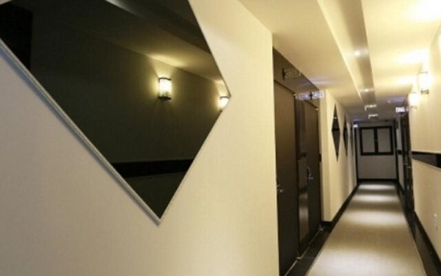 D-day Hotel