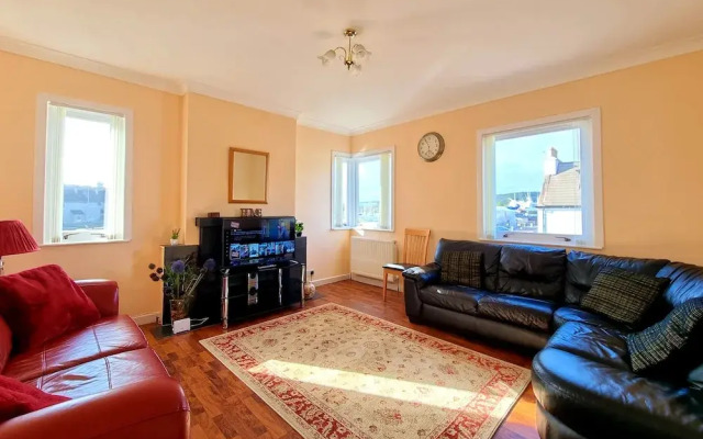 Bright 4 Bed Family Home by the Canal