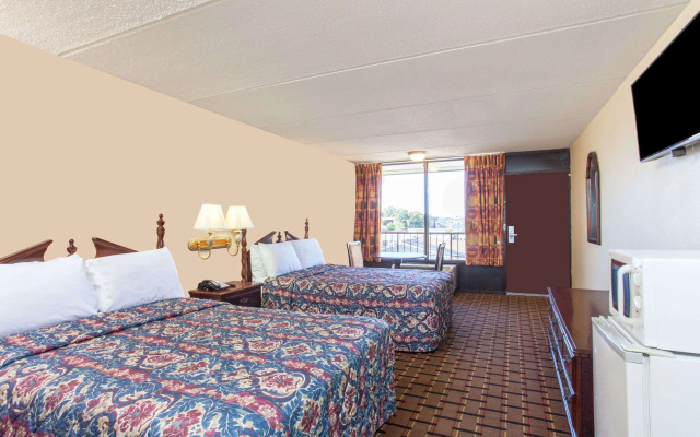 Clarion Inn & Suites near the Leconte Center Pigeon Forge