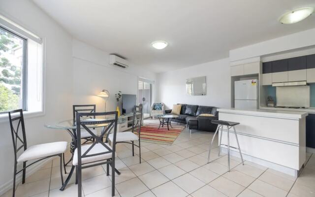 Peaceful 1 Bedroom Apartment with Parking