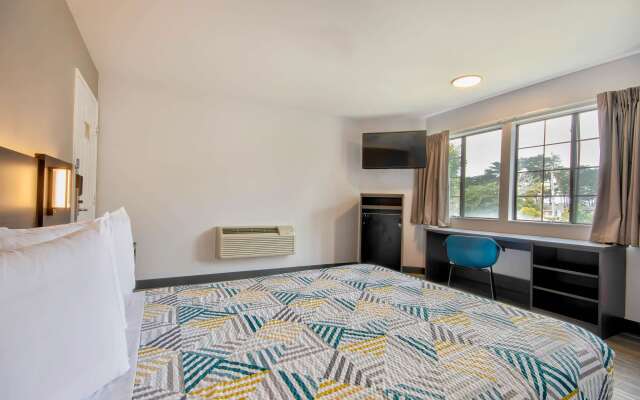 Motel 6 Marina, CA - Monterey