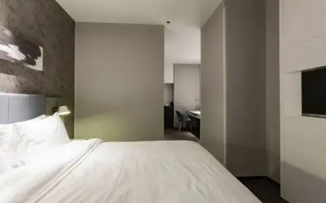 Ease Hotel (Wuhan Zhongshan Avenue Hanzheng Street Metro Station)