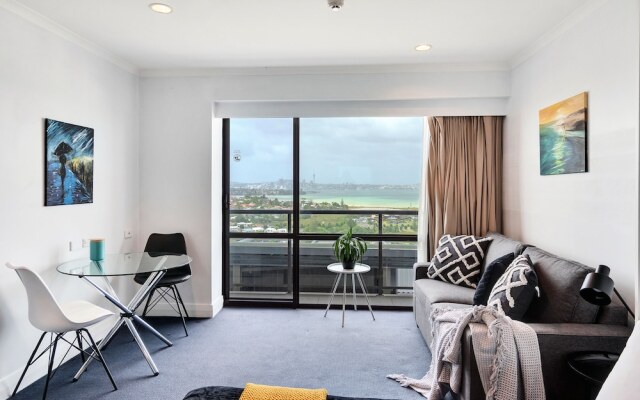 Sea City Views Takapuna Studio w Carpark