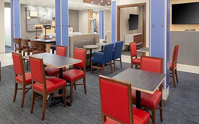 Holiday Inn Express & Suites Phoenix East - Gilbert by IHG