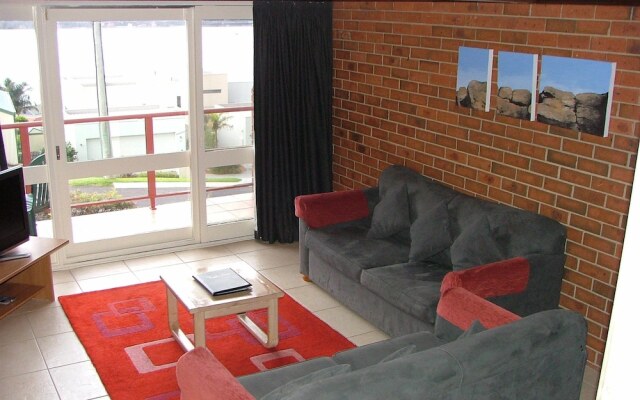 Pacific Heights Holiday Apartments & Munn's Tower House