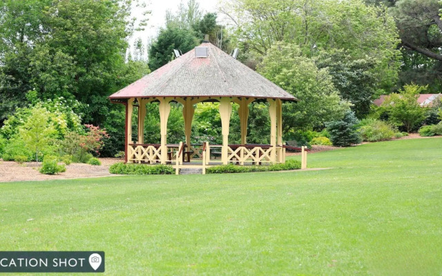 Robin Hill Manor - rambling retreat & tennis court