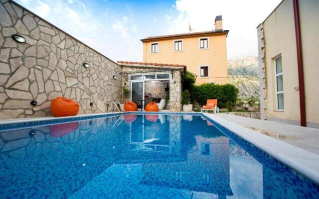 Cozy Studio with Shared Pool in Prčanj Montenegro