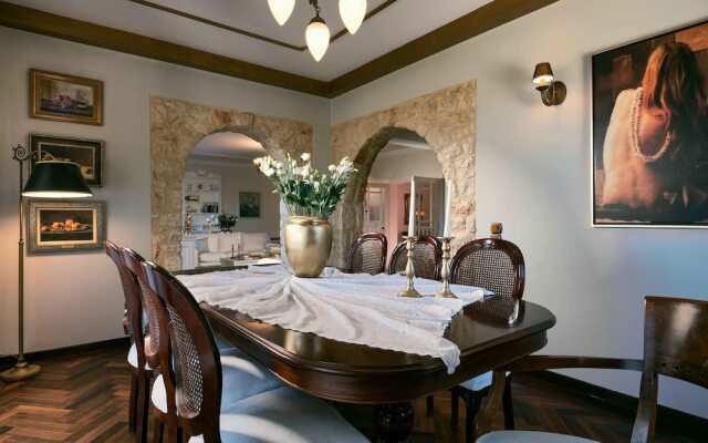 Bozonos Luxury Villa