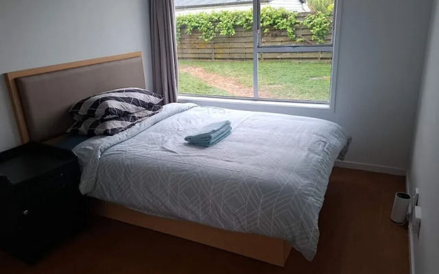 Small 2 bedroom flat 7a Rangiatea Road