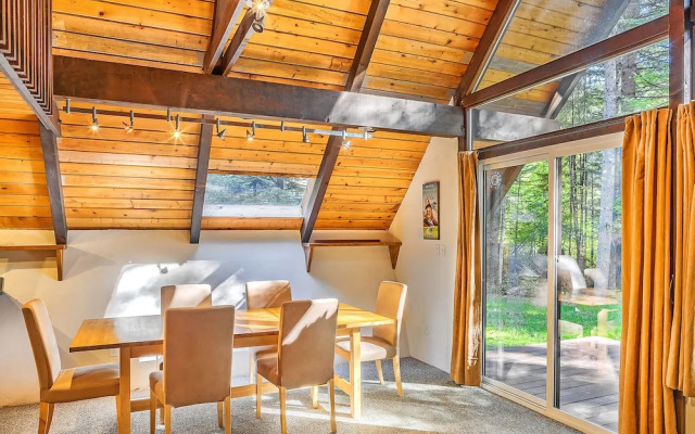 Four Stone Lodge Near Mt Rainier