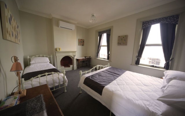 Latrobe Art Apartments – Guest Rooms – Latrobe