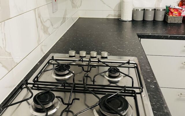 Walk to Lcy Airport/ Excel /dlr 1Br Flat