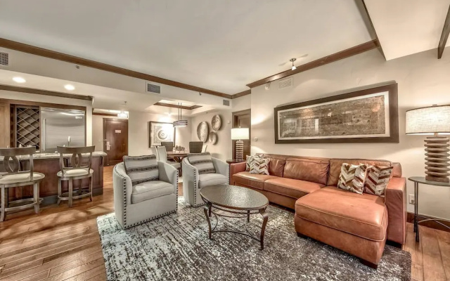 2 Bedoom  With Amazing Balcony Views 2 Bedroom Condo by RedAwning