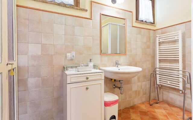 Quaint Holiday Home in Siena with Hot Tub