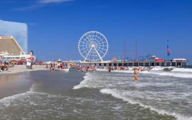 Boardwalk Cozysuites Beachfront 2BR 3BA Condo