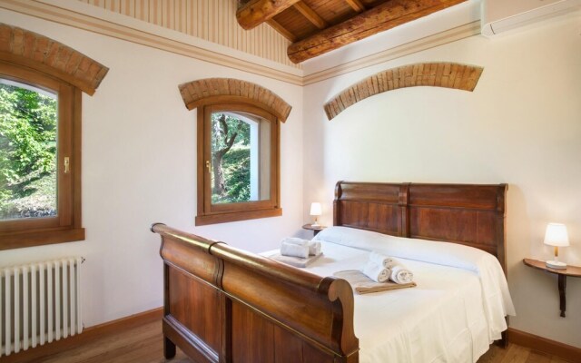 C Cantoni - 10 Sleeps Villa With Pool Stunning Views in Garda