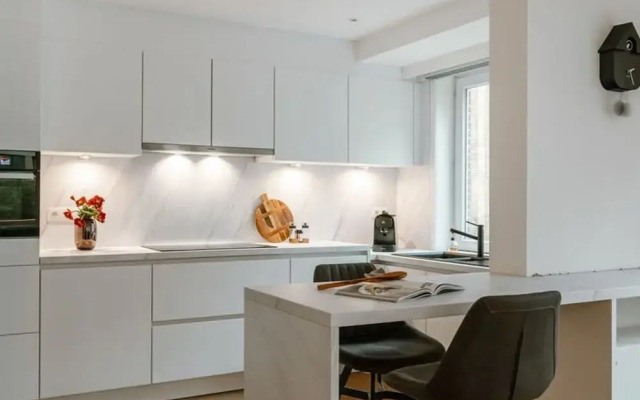 Centrally Located Modern Apartment With Parking
