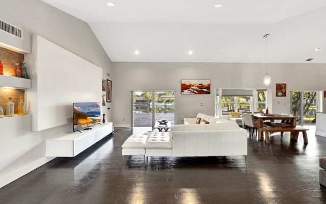 Blue stone lake home by PMI
