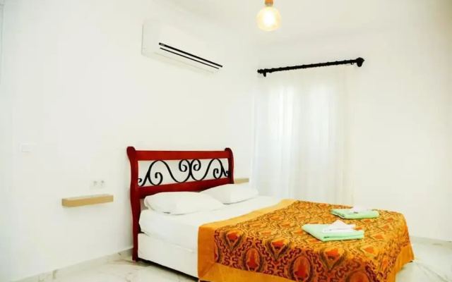 Villa-sleeps 8-parking-pool-bbq