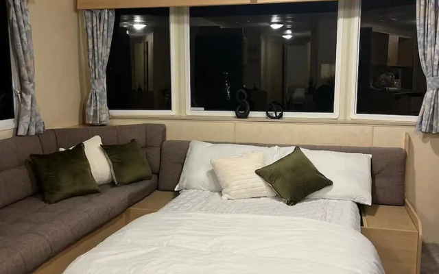 Lovely Caravan Located in an Amazing Holiday Park