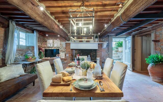 Villa Hugo in Lucca With 5 Bedrooms and 6 Bathrooms