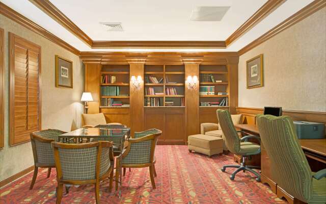 Days Inn and Suites by Wyndham St. Louis/Westport Plaza