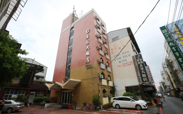Chiayi Crown Hotel