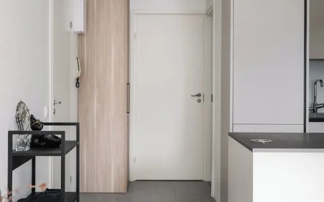 Modern 1BR Apartment with Balcony