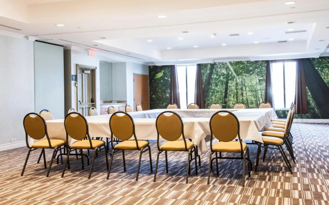 Best Western Premier Toronto Airport Carlingview Hotel