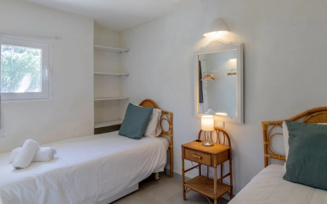 Scenic holiday home in Comunidad Valenciana with pool