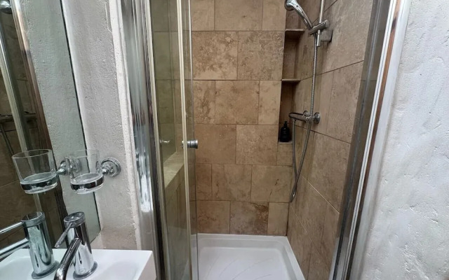 The Snug - From 130 Per Night