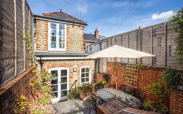 Peaceful Elevated Residential Area - Walk to City