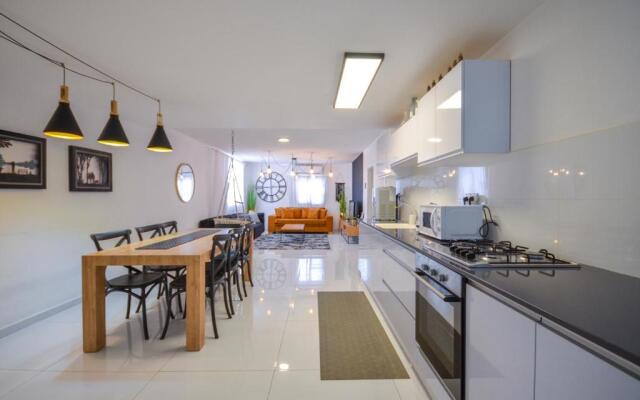 "Stunning 3br Apt  Prime Location  Yalarent"