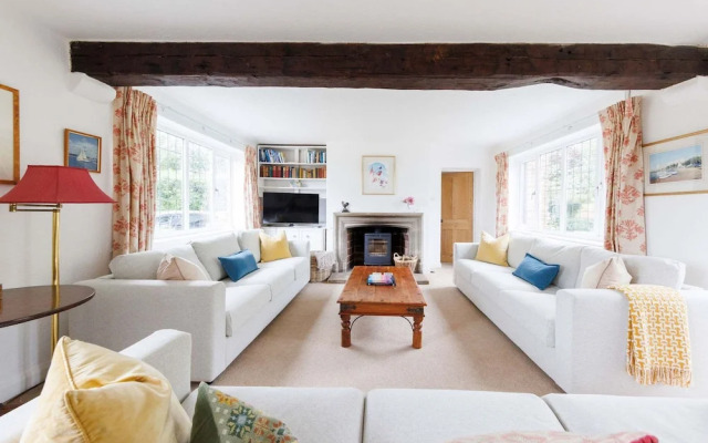 Charming Beach Getaway - Spacious 4BR Sunny Garden