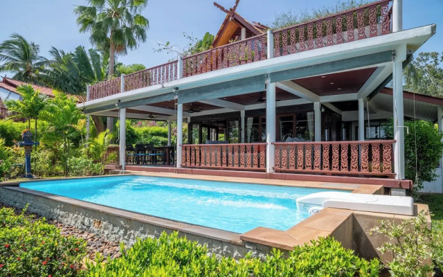 Tropical Beachfront 4 Bdr Villa - KBR24